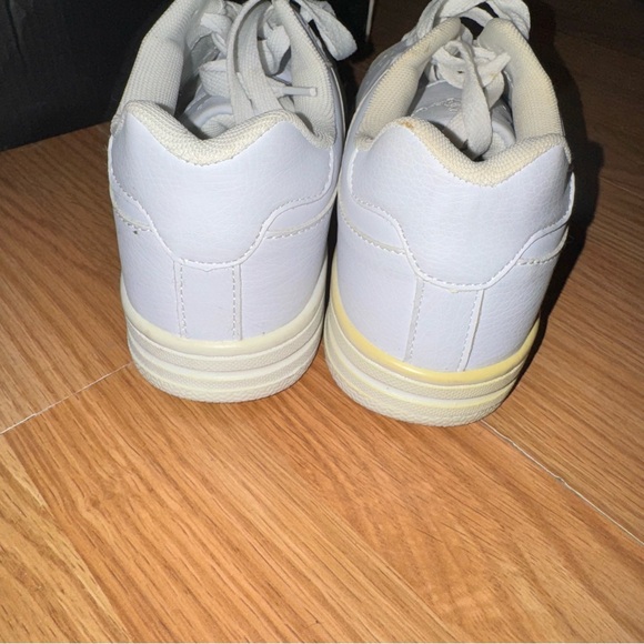 Sneakers - Picture 2 of 8